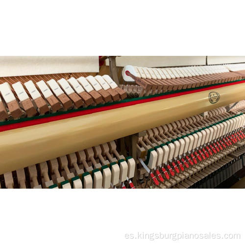 piano vertical frente a la ventana